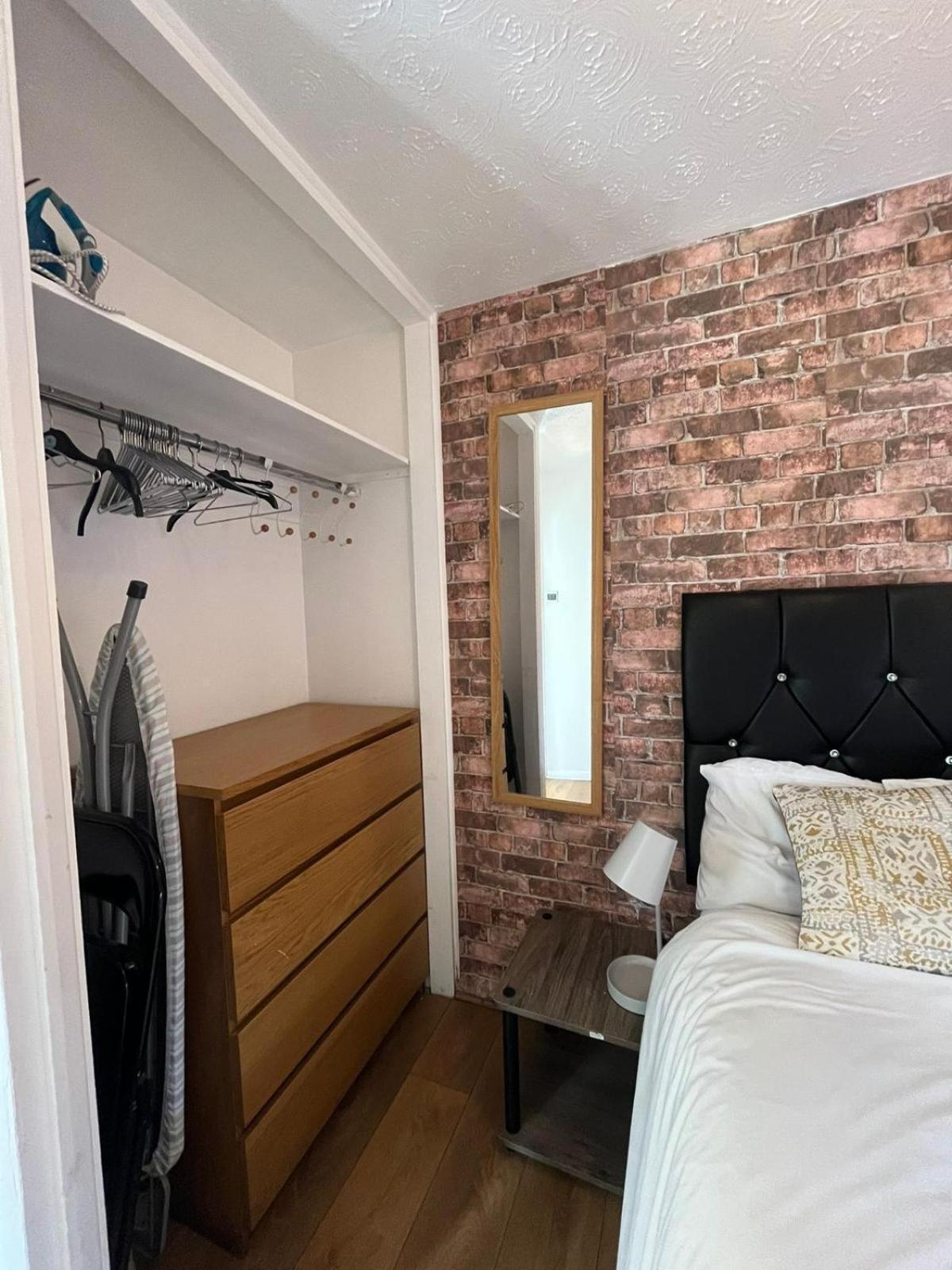 Stunning 1 Bedroom Apartment In Дагенъм Екстериор снимка