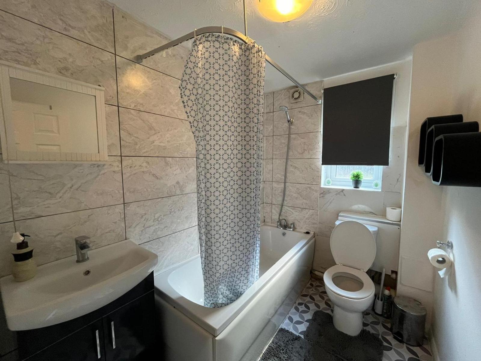 Stunning 1 Bedroom Apartment In Дагенъм Екстериор снимка