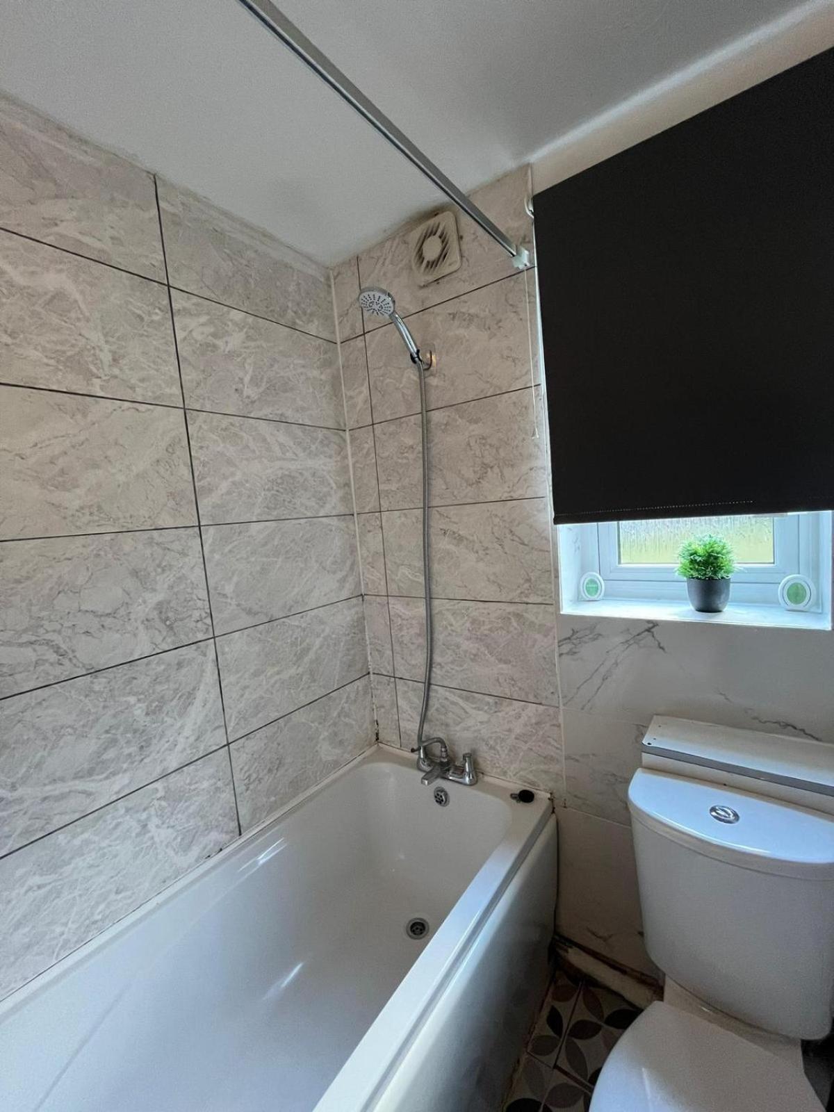 Stunning 1 Bedroom Apartment In Дагенъм Екстериор снимка